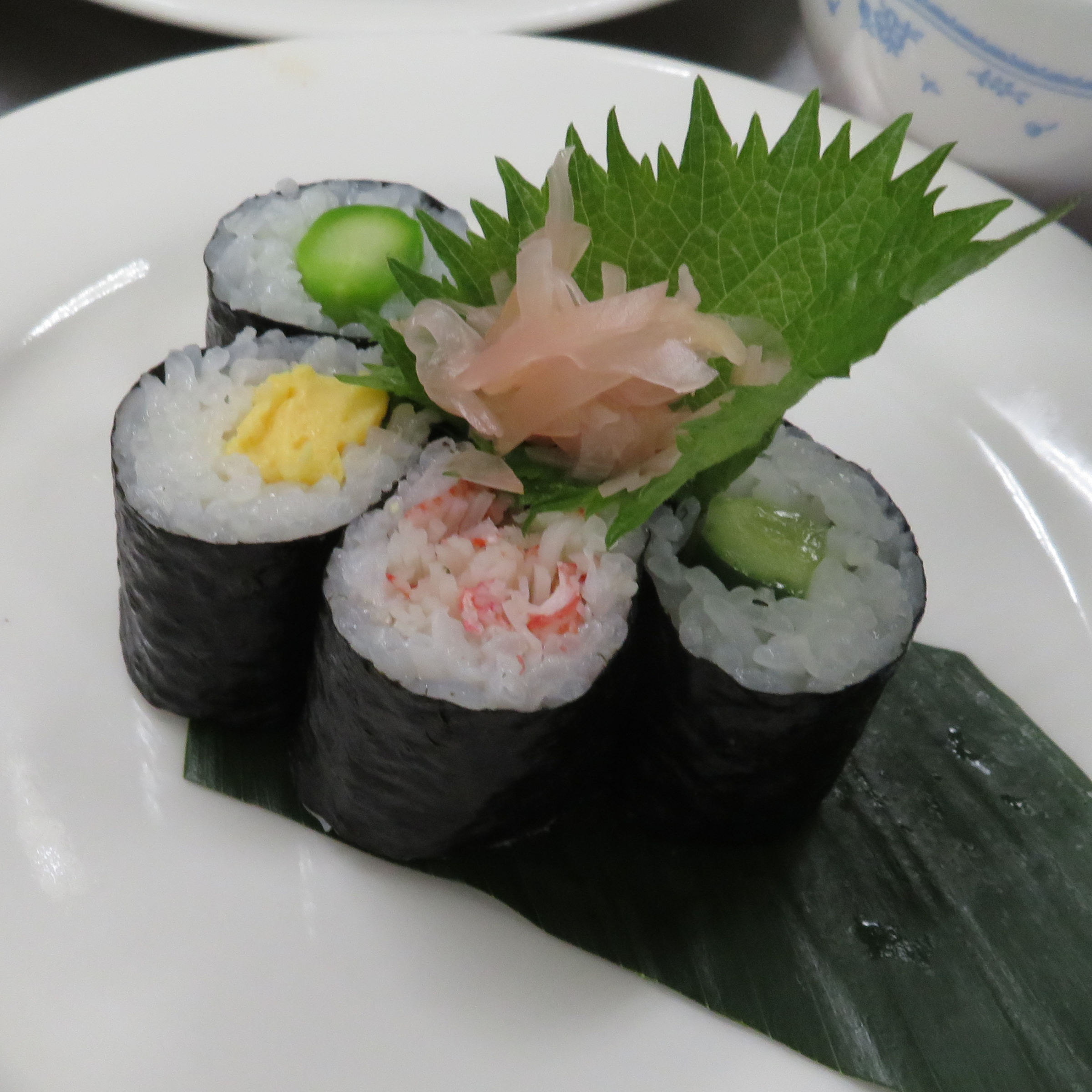 主な材料：寿司飯　焼き海苔　胡瓜　厚焼き玉子　鮪　アスパラ　かにかま　 　　　　　　大葉　がり　山葵